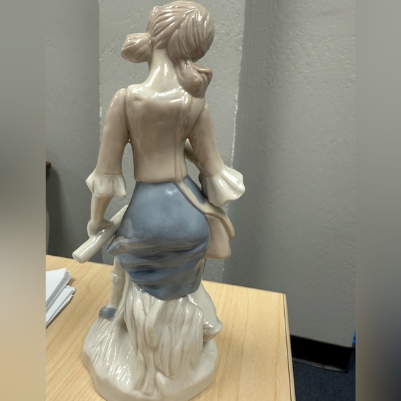 Duncan Royale Rare Vintage Espana  Porcelain Figurine Girl Goose Reading Blue - Picture 7 of 8